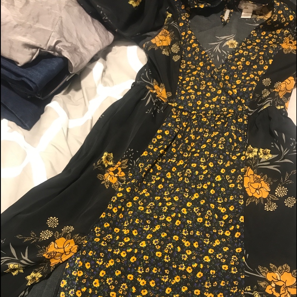 floral print dress.